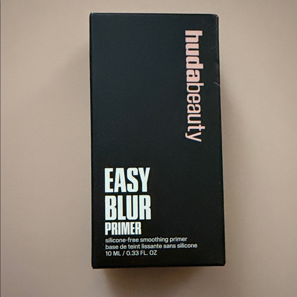 HUDA BEAUTY Easy Blur Primer in Black and White